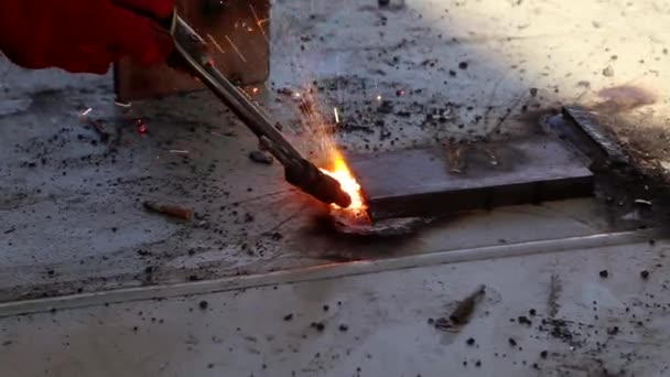 Cortador de gás cortando o aço — Vídeo de Stock