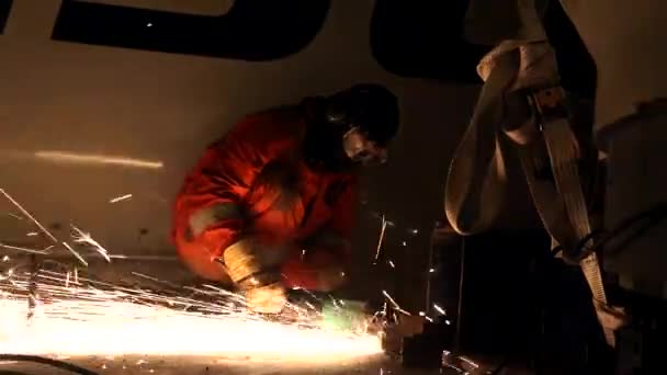 Різання сталевих пробок — стокове відео