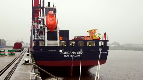 Lanzamiento del bote salvavidas de caída libre Puerto de Delfzijl febrero 2016 — Vídeo de stock