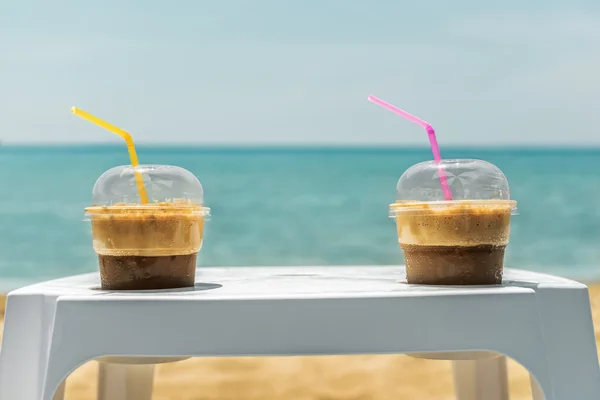 Dwa lody kawa frappe kubki na plaży — Zdjęcie stockowe