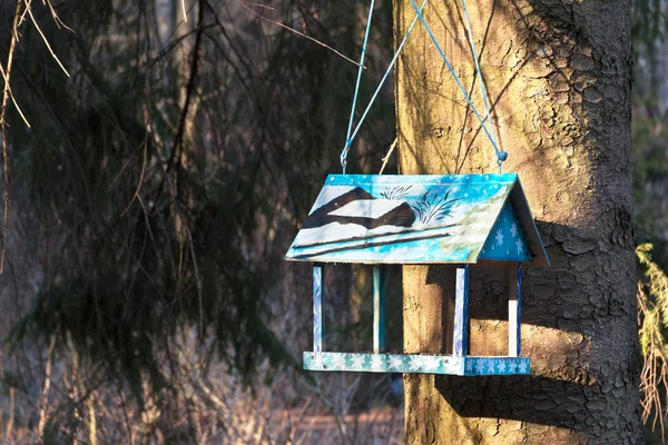 Belle mangeoire en bois (nichoir) suspendue à un arbre dans le parc. Prendre soin des animaux. Nourrir les oiseaux. Le printemps arrive . — Photo