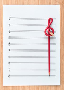 Boş levha müzik son tiz nota anahtarı şeklinde kırmızı kalem. Müzik bestelemek. Müzik konsepti.
