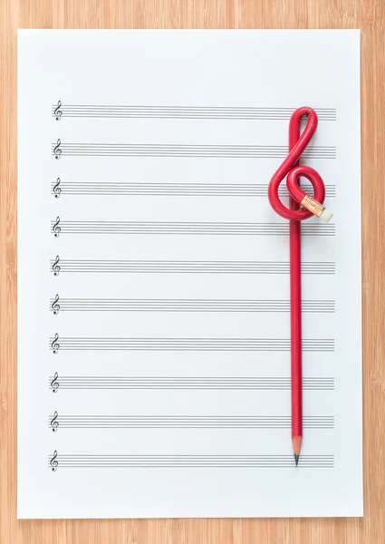 Boş levha müzik son tiz nota anahtarı şeklinde kırmızı kalem. Müzik bestelemek. Müzik konsepti.