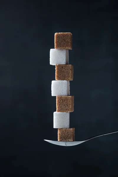Bir çay kaşığı şeker küplerinde Piramidi