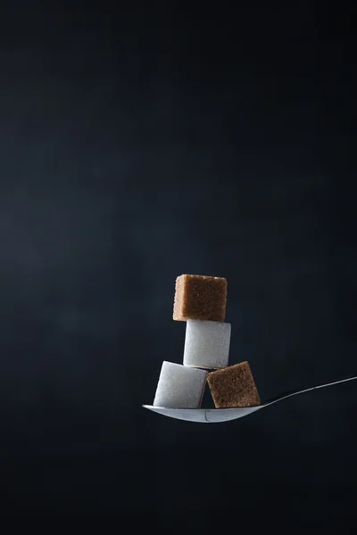 Bir çay kaşığı şeker küplerinde Piramidi