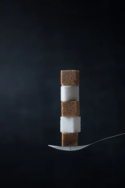 Bir çay kaşığı şeker küplerinde Piramidi