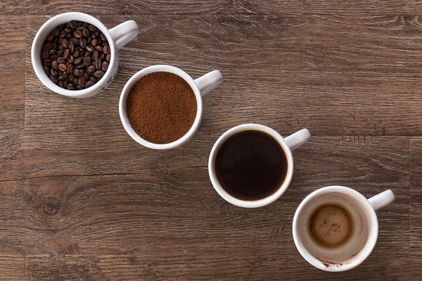 Cuatro tazas de café. Cuatro fases de la bebida de café — Foto de Stock