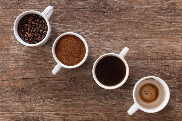 Cuatro tazas de café. Cuatro fases de la bebida de café — Foto de Stock