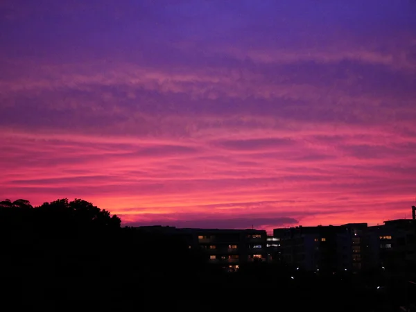 Hemel met dramatische bewolkt zonsondergang en zon — Stockfoto