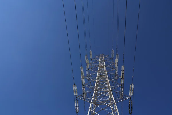 Les lignes électriques à haute tension et le train japonais — Photo