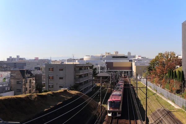 Les lignes électriques à haute tension et le train japonais — Photo