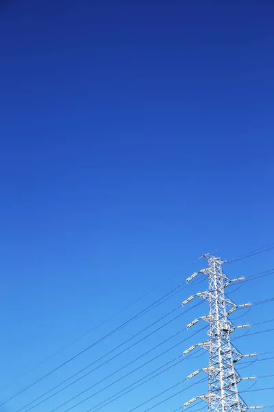 Высоковольтные линии электропередач и поезда Японии — стоковое фото