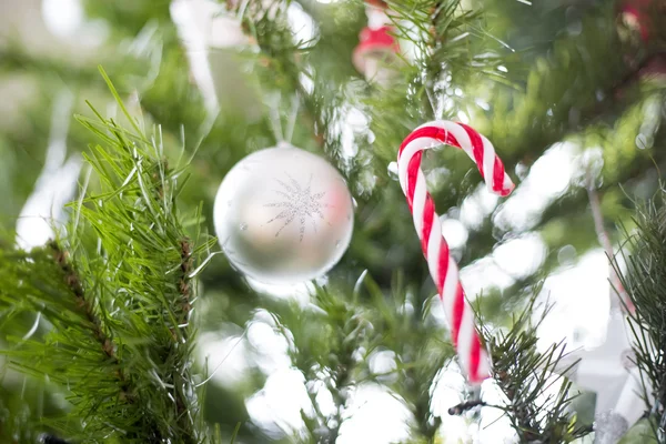 Christbaum und Weihnachtsschmuck — Stockfoto