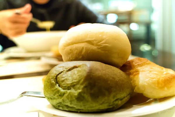 Los japoneses comen pan para desayunar —  Fotos de Stock