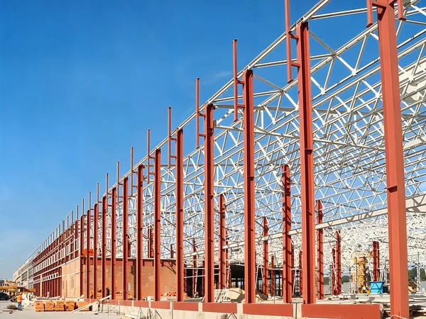 Binanın yapısal iskeleti çelik kirişler ve kolonlardan oluşuyor ve güçlü ve dayanıklı bir yapı oluşturuyor.