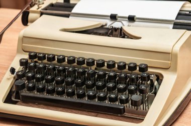 Bu klasik daktilo, geçmişe dönük estetik projeler için mükemmel Kiril alfabesinden karakterler içeriyor.