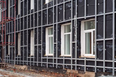 Kyiv, Ukrayna. Mayıs 06, 2019. Metal çerçeve, yalıtım ve pencerelerle dış yapı yenileme çalışmaları yapılıyor.