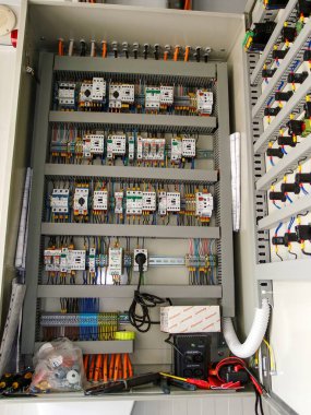 Batumi, Georgia. Haziran 07. 2012 yılı. Bu elektrik paneli elektrik dağıtım ve kontrol sistemlerinde kullanılan çeşitli devre kesiciler, kablolar ve diğer bileşenlerle dolu.