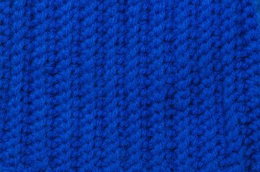 Bu dokulu arka plan, çarpıcı bir mavi tonda örülmüş bir desenin karmaşık detaylarını gösteriyor.