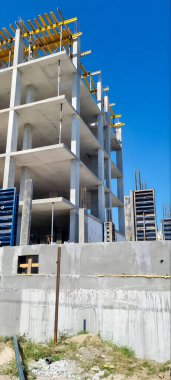 Tamamlanmamış yapı, inşaat sürecini vurgulayan yeni bir inşaat projesinin çerçevesini gösteriyor