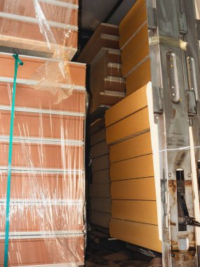 İnşaat malzemeleri istiflendi ve emniyete alındı. İnşaat alanına veya projeye gönderilmeye hazır.