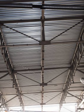 Çatıdaki güçlü geometrik çizgiler, tasarım projeleri için mükemmel bir mimari model oluşturuyor.