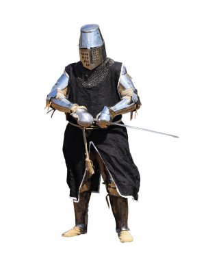 Zırhlı bir ortaçağ savaşçısı elinde kılıçla tarihi savaş kıyafetleri ve teçhizatlarını sergiliyor.