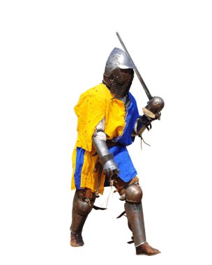 Otantik bir ortaçağ zırhı ve zincir zırhı giymiş dinamik bir duruşta uzun kılıç kullanan tarihi bir canlandırıcı.