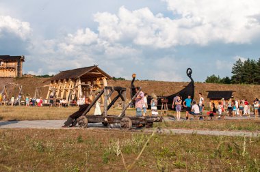 Kyiv, Ukrayna. 6 Temmuz 2013. İnsanlar, antik el sanatları, tarihi yapılar ve doğa manzaralı bir mekanda toplum faaliyetlerinin yer aldığı festival kutlamaları için bir araya geldiler.