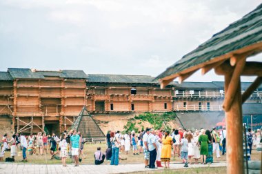 Kyiv, Ukrayna. 6 Temmuz 2013. Canlı bir yaz festivali Kievan Rus mirasını geleneksel mimari ve topluluk buluşmalarıyla kutluyor.