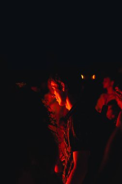 Kyiv, Ukrayna. 6 Temmuz 2013. Bir adamın profili sıcak bir kırmızı parıltıyla aydınlatılır. Bir bayram etkinliği sırasında, muhtemelen geleneksel bir bayram kutlaması.