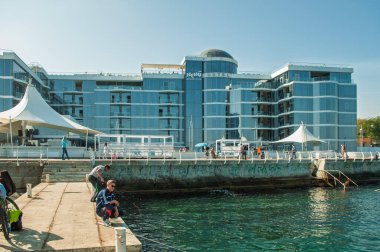 Odesa, Ukrayna. 3 Ekim 2016. Ukrayna 'nın Odesa kentindeki Nemo Otel Resort' u, çağdaş mimari ve ziyaretçilerle dolu hareketli bir gezinti ile Karadeniz kıyısında belirgin bir şekilde yer alıyor.