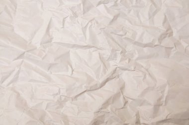 Ayrıntılı bir genel bakış, kırışık kağıdın karmaşık kıvrımlarını ve kıvrımlarını ortaya çıkararak zengin bir dokunsal yüzey oluşturur.