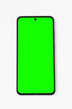 Pürüzsüz, çağdaş mobil bir cihaz, dijital içerik entegrasyonu veya düzenlemeye hazır, parlak, katı yeşil bir ekran görüntüler