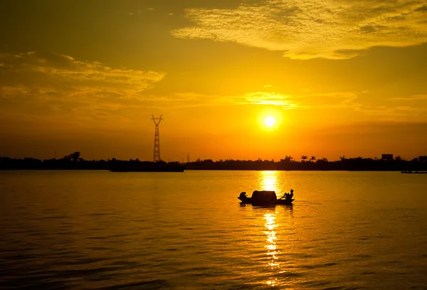 Pequeno barco do Vietnã pessoas de vendas de transporte através do rio — Fotografia de Stock