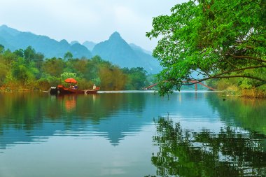 Yen akışı Huong pagoda Güz, Hanoi, Vietnam için yolda. Vietnam manzaralar.