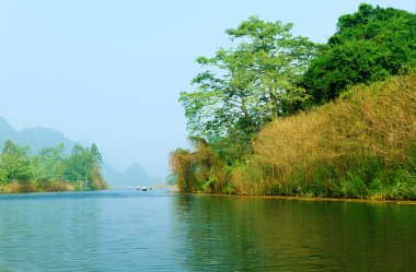 Yen akışı Huong pagoda Güz, Hanoi, Vietnam için yolda. Vietnam manzaralar.