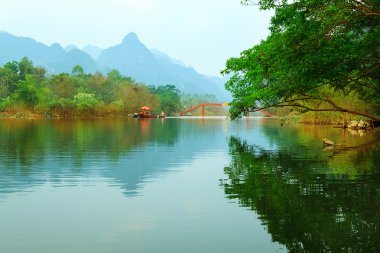 Yen akışı Huong pagoda Güz, Hanoi, Vietnam için yolda. Vietnam manzaralar.