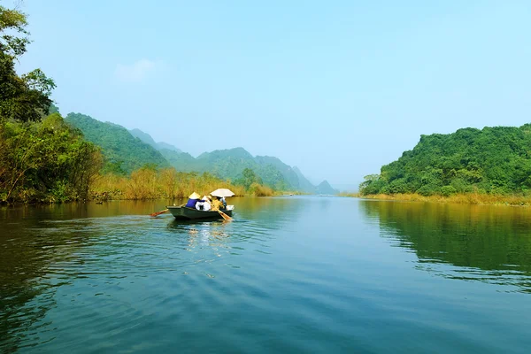 Barco turístico lugar más popular en Vietnam . — Foto de Stock