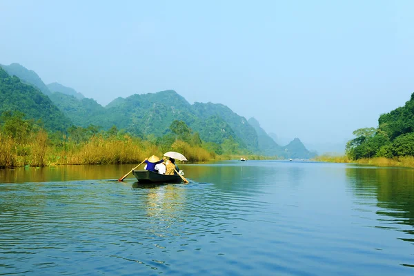 Toeristische boot meest populaire plaats in vietnam. — Stockfoto