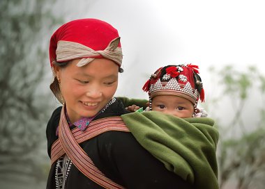 Sapa, Vietnam-Şubat 11:mother ve çocuk üzerinde 11 Şubat 2012 yılında Sapa Sapa Hmong. Vangcua.Hmong insanlar adlı iki yaşındaki oğlu kendi Indigo boyalı kostümleri ve süslü gümüş takı için bilinen
