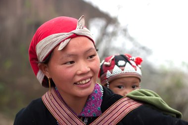 Sapa, Vietnam-Şubat 11:mother ve çocuk üzerinde 11 Şubat 2012 yılında Sapa Sapa Hmong. Vangcua.Hmong insanlar adlı iki yaşındaki oğlu kendi Indigo boyalı kostümleri ve süslü gümüş takı için bilinen