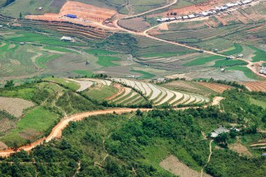 Sapa, Vietnam-Şubat 11:mother ve çocuk üzerinde 11 Şubat 2012 yılında Sapa Sapa Hmong. Vangcua.Hmong insanlar adlı iki yaşındaki oğlu kendi Indigo boyalı kostümleri ve süslü gümüş takı için bilinen