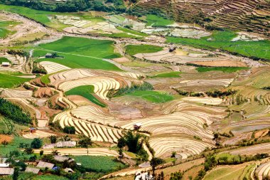 Sapa, Vietnam-Şubat 11:mother ve çocuk üzerinde 11 Şubat 2012 yılında Sapa Sapa Hmong. Vangcua.Hmong insanlar adlı iki yaşındaki oğlu kendi Indigo boyalı kostümleri ve süslü gümüş takı için bilinen