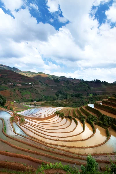 Рисовые поля и вода на террасе Mu Cang Chai, YenBai, Вьетнам. Вьетнамские пейзажи . — стоковое фото