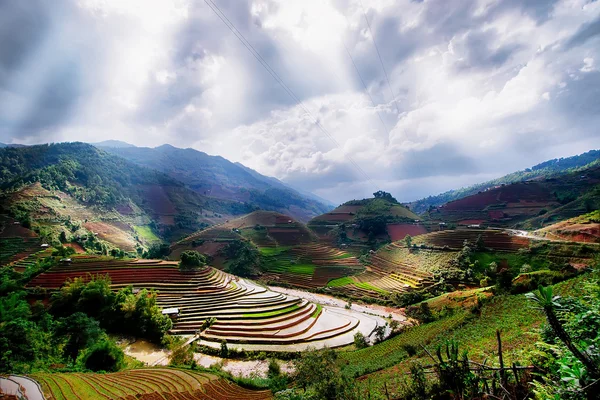 Risfält och vatten på radhus av Mu Cang Chai, Yenbai, Vietnam. — Stockfoto