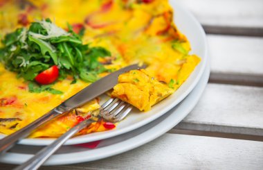 Sahanda yumurta beyaz bir tabakta sebze ile