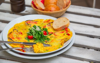 Sahanda yumurta beyaz bir tabakta sebze ile