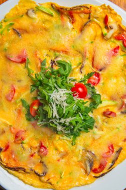 Sahanda yumurta beyaz bir tabakta sebze ile