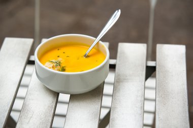 Beyaz bir kase sebze potage hizmet